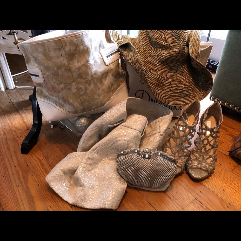 Trending  now White Handbags   Vintage Coach Purse - Picture 8 of 8